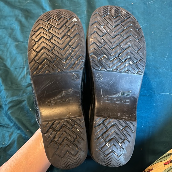 Dansko size 38 black pattern clogs. - Picture 6 of 6